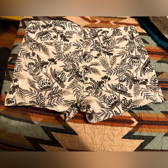 Cute old navy pixie shorts - Picture 3 of 4